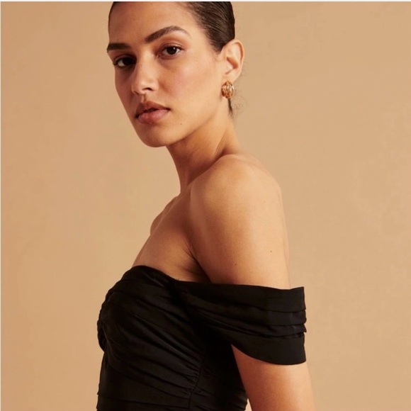 NWT Abercrombie & Fitch Off-The-Shoulder Ruched Black Side Slit Midi Dress Small - Picture 5 of 13